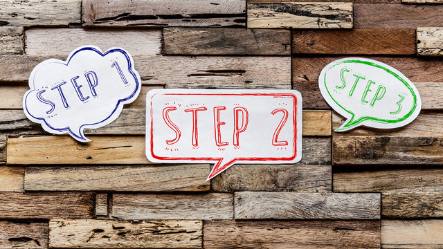 Speech bubbles on wooden background : step 1 2 3