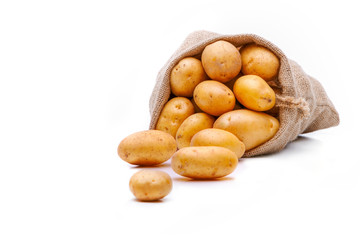 Kartoffeln in Jutesack auf Weißem Hintergrund