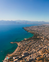 Naklejka premium Window view of an airplane on the coast of Antalya with beautiful Taurus Mountains on the horizon, Turkey