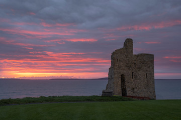 Obraz premium Ballybunion Castle ruins at sunset. Co. Kerry, Ireland. April 2019