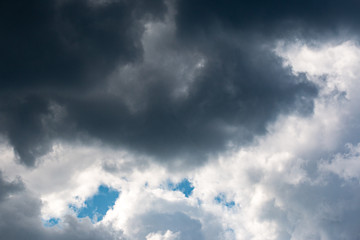Obraz premium gloomy stormy sky with dark clouds