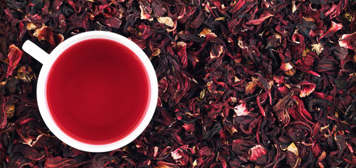 Cup of hibiscus tea on the leaves. Panorama. Banner.  - obrazy, fototapety, plakaty