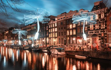 Crédence en verre imprimé Amsterdam Hélices éoliennes en lumière blanche au-dessus du Herengracht dans la vieille ville d& 39 Amsterdam
