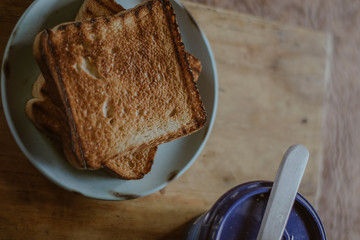 tostadas servidas con untable