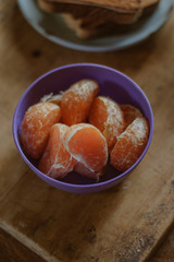 Gajos de fruta naranja sin cascara