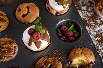 The process of making cupcakes, coating a cream from a pastry bag in the hands of a pastry chef.