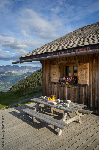 Petit Déjeuner Servi Sur Une Table En Bois Sur La Terrasse D