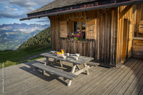 Petit Déjeuner Servi Sur Une Table En Bois Sur La Terrasse D