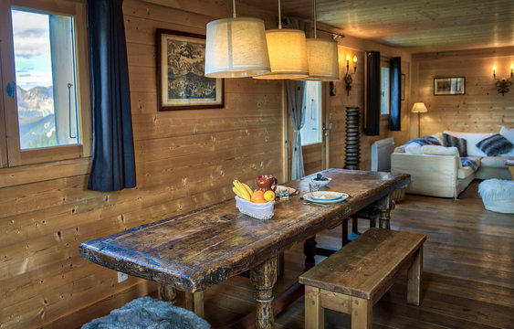 Table dress&eacute;e pour deux personne dans un chalet de montagne, Haute-Savoie, France