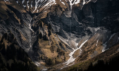 Montagne au printemps, lors de la fonte des neiges