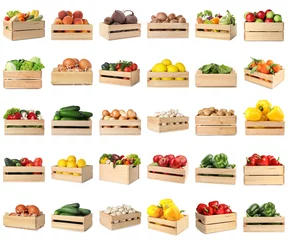 Tableaux sur verre Des légumes Ensemble de caisses en bois avec différents fruits, légumes et œufs sur fond blanc