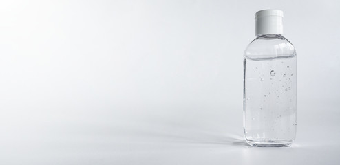 Hände desinfizieren in der Arztpraxis - Desinfektion - Hygiene. Gel Flüssigkeit in durchsichtiger...