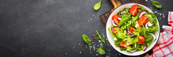 Fotobehang Groene salade van bladeren en tomaten. © nadianb