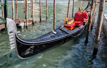 Fototapeta na wymiar The famous and unique Venetian gondola