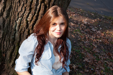 POrtrait of a smiling young girl making selfie photo in park