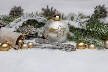 Weihnachtskugel im Schnee