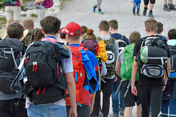 schüler wandern im kleinwalsertal