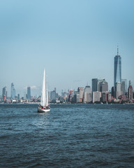 Obraz premium Sailing boat is heading to the Manhattan - New york