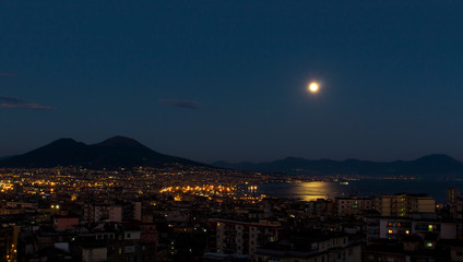 Obraz premium Napoli con Vesuvio fotografati di notte