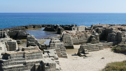Monopoli, località balneare Capitolo, spiaggia libera d Torre Cintola. Insenature incastonate...