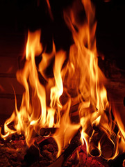Fototapeta premium Lodernde Flammen in einem offenen Kamin