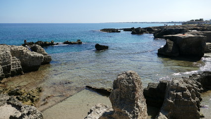 Monopoli, località balneare Capitolo, spiaggia libera d Torre Cintola. Insenature incastonate nella roccia calcarea