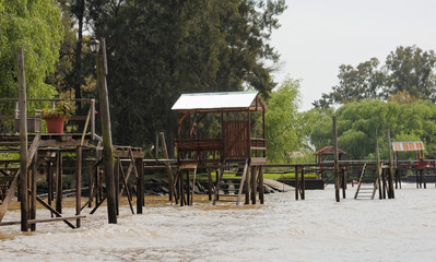 Pomosty na palach nad rzeką