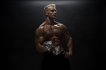Obraz na płótnie Canvas Fitness model man posing in studio