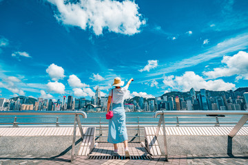 Fototapeta na wymiar Woman traveling in Hong Kong City 