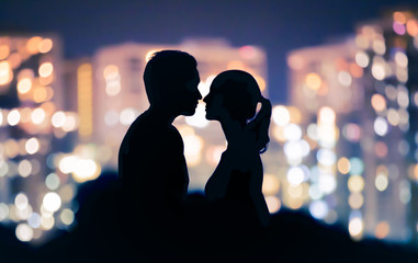Fototapeta Romantic couple kissing in the city.  obraz
