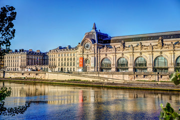 Buildings and bridges along the Seine River in Paris - obrazy, fototapety, plakaty