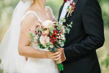 Obraz na płótnie Canvas Wedding bouquets in the hands