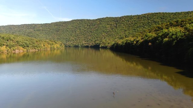 Aerial dolly zoom effect shot in Raystown lake in Pennsylvania.