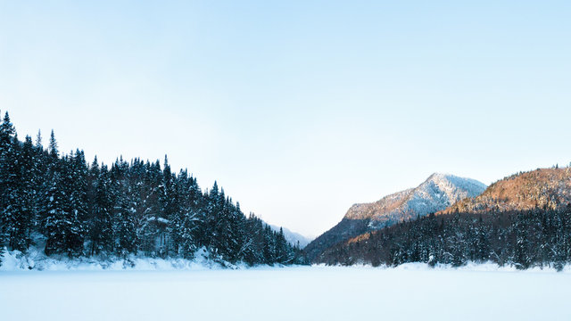 Jacques-Cartier National Parc, Qc. Canada. View of the Valley in winter from the covered river 16x9. Vall&eacute;e de la Jacques-Cartier en hiver avec montagnes 16x9