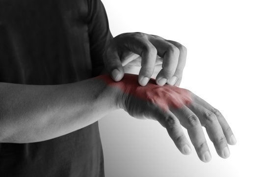 Itching of skin diseases in men using the hand-scratching.