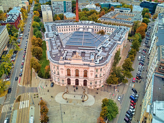 Beautiful panoramic aerial drone view to The Main Building of the Warsaw University of Technology - the historic building located on the square of the Warsaw University of Technology - obrazy, fototapety, plakaty