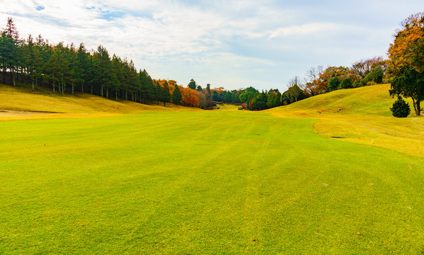 日本の秋のイメージ：スポーツの秋にゴルフ場で汗を流しつつ紅葉と秋空のコントラストを楽しむシーン