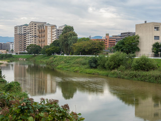 Fototapeta na wymiar 郊外を流れる川