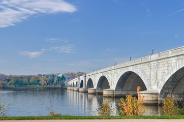 Fototapeta premium Memorial Bridge in autumn foliage - Washington D.C. United States of America
