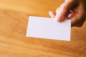Obraz premium A hand holding and giving empty business card