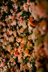 Parede de Flores artificiais na decoração em tons pastéis