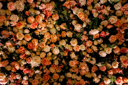 Parede de Flores artificiais na decoração em tons pastéis