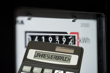 Ein Stromzähler und Taschenrechner für Jahresverbrauch vom Strom