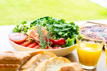 朝食に野菜サラダを食べる