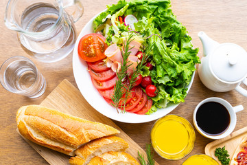 朝食に野菜サラダを食べる