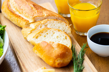 テーブルの上のフランスパン