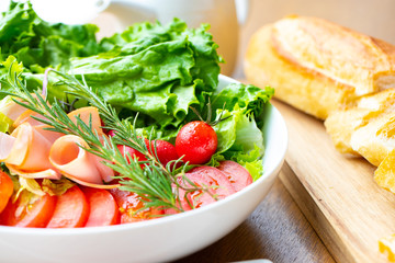 朝食に野菜サラダを食べる