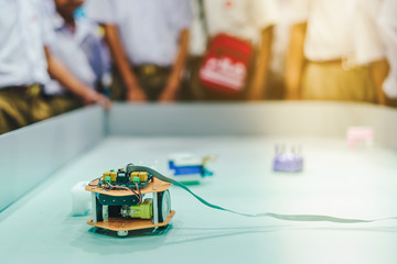 Students are testing robot control in an elementary school laboratory.