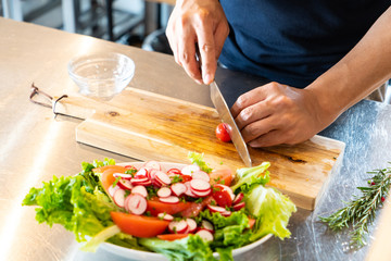 キッチンで料理を作る男性