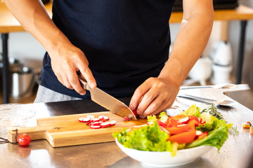 キッチンで料理を作る男性